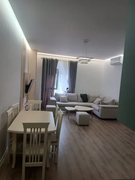Tirane, jepet me qera apartament 2+1 Kati 1, 90 m² 600 € (SAUK)