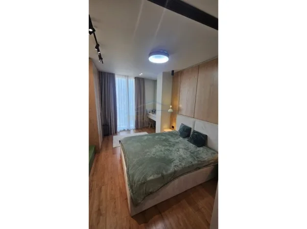 Tirane, jepet me qera apartament 1+1+Ballkon Kati 8, 75 m² 850 € (Rruga Mine Peza)