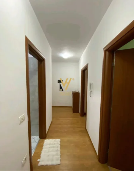 Tirane, jepet me qera apartament 2+1+Ballkon Kati 1, 85 m² 550 € (RRUGA E DURRESIT)