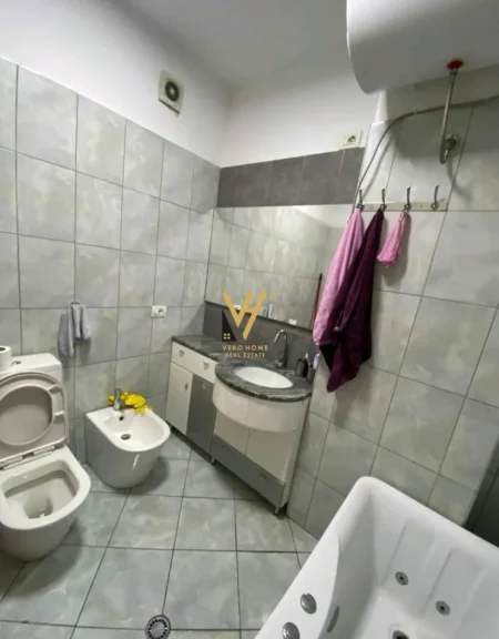 Tirane, jepet me qera apartament 2+1+Ballkon Kati 1, 85 m² 550 € (RRUGA E DURRESIT)