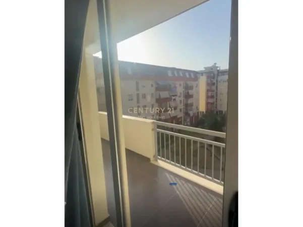 Tirane, jepet me qera apartament 3+1 Kati 4, 117 m² 500 € (fresk)