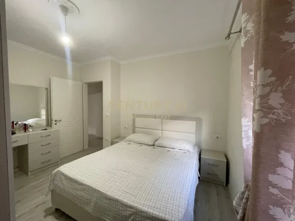 Tirane, jepet me qera apartament 3+1 Kati 4, 117 m² 500 € (fresk)
