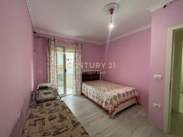 Tirane, jepet me qera apartament 3+1 Kati 4, 117 m² 500 € (fresk)