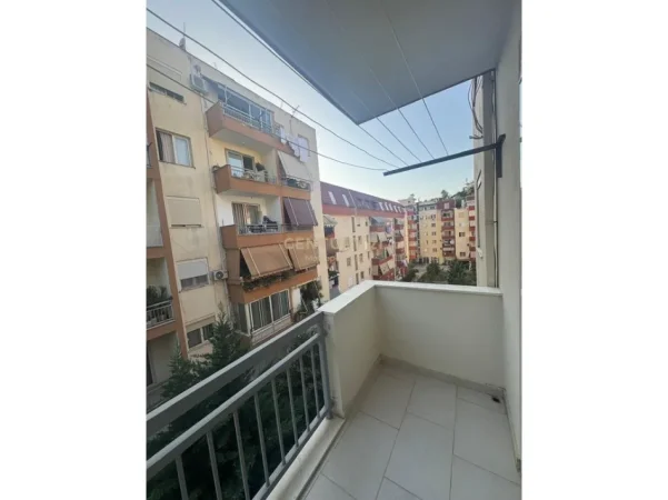 Tirane, jepet me qera apartament 3+1 Kati 4, 117 m² 500 € (fresk)