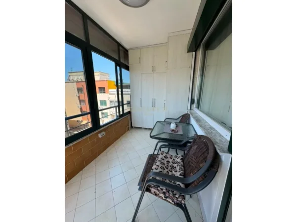 Tirane, jepet me qera apartament 2+1+Aneks+Ballkon Kati 9, 95 m² 850 € 