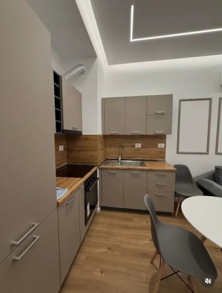 Tirane, jepet me qera apartament 1+1+Ballkon Kati 4, 60 m² 440 € (KOMPLEKSI KADIU)