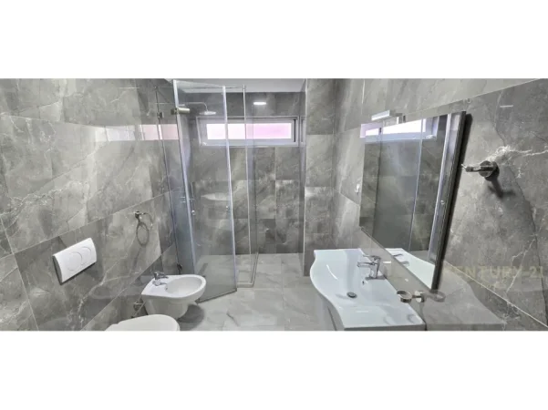 Tirane, jepet me qera apartament 2+1 Kati 2, 89 m² 700 € (Rr e Kavajes)