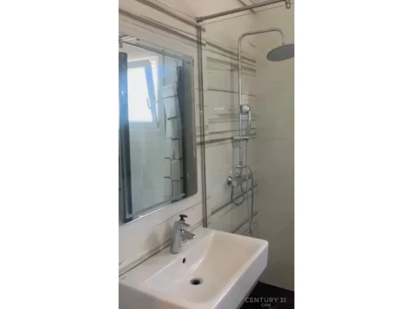 Tirane, jepet me qera apartament 2+1+Aneks+Ballkon Kati 1, 115 m² 1.300 € (Long hill)