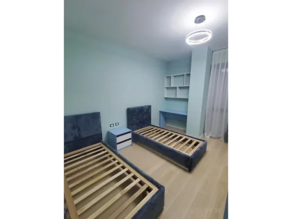 Tirane, jepet me qera apartament 2+1+Aneks+Ballkon Kati 2, 117 m² 1.200 € (Met invest)