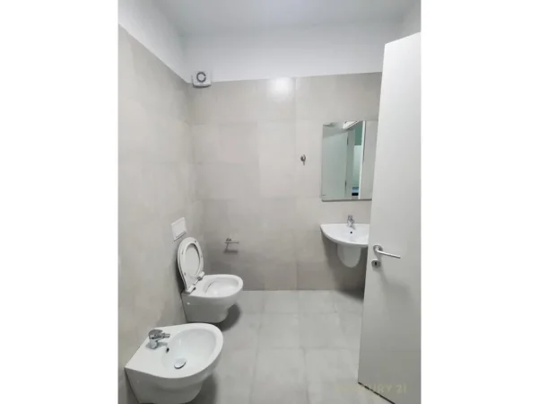Tirane, jepet me qera apartament 2+1+Aneks+Ballkon Kati 2, 117 m² 1.200 € (Met invest)