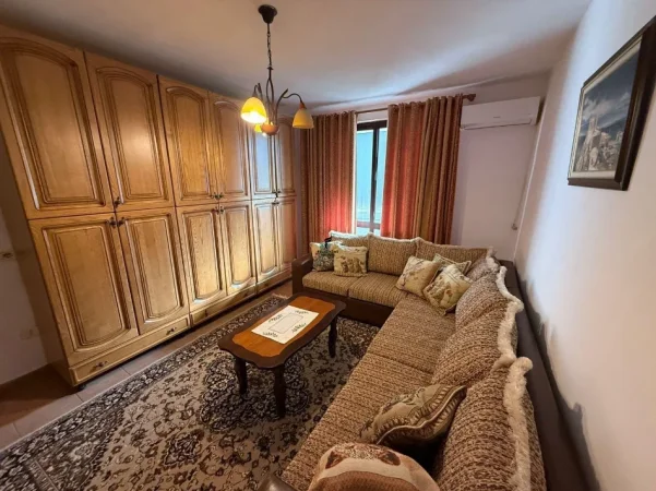 Tirane, jepet me qera apartament 1+1 Kati 3, 80 m² 500 € (21 DHJETORI)