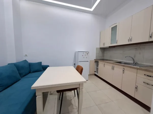 Me Qera : 1+1📍Rr. Elbasanit (Vilat Gjermane) - 37,000 Leke/Muaj - Sp.60m² - - 5 min larg Ekonomikut 🚀