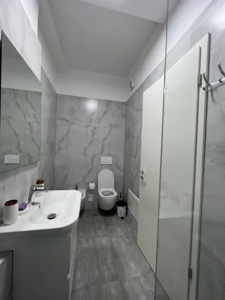 Tirane, jepet me qera apartament 1+1+Ballkon Kati 3, 70 m² 650 € (KOMPLEKSI MAGNET)