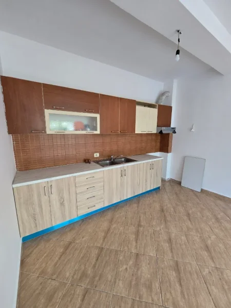 Tirane, jepet me qera apartament 2+1+Ballkon Kati 1, 97 m² 401 € (Astir)