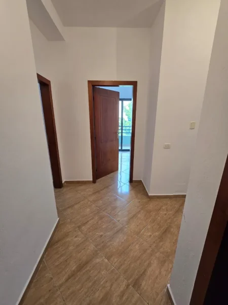 Tirane, jepet me qera apartament 2+1+Ballkon Kati 1, 97 m² 401 € (Astir)