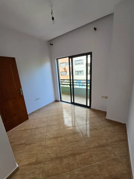 Tirane, jepet me qera apartament 2+1+Ballkon Kati 1, 97 m² 401 € (Astir)
