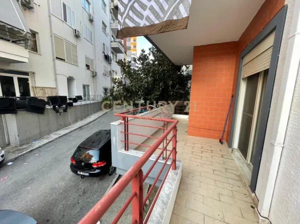 Tirane, jepet me qera apartament 1+1 Kati 2, 75 m² 600 € (Liqeni i Thate)