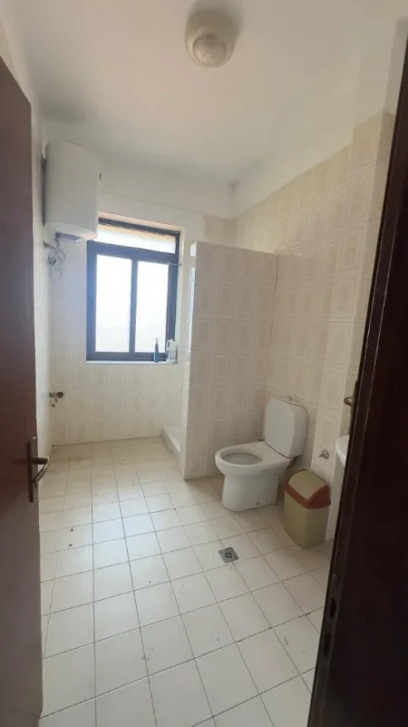 Tirane, jepet me qera ambjent biznesi Kati 2, 120 m² 950 € (rruga kavajes)