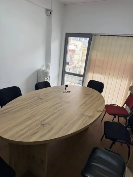 Tirane, jepet me qera zyre Kati 2, 75 m² 500 € (RRUGA E ELBASANIT)