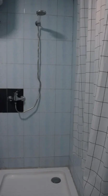 Tirane, jepet me qera apartament 1+1 Kati 0, 70 m² 500 € (pazari i ri)