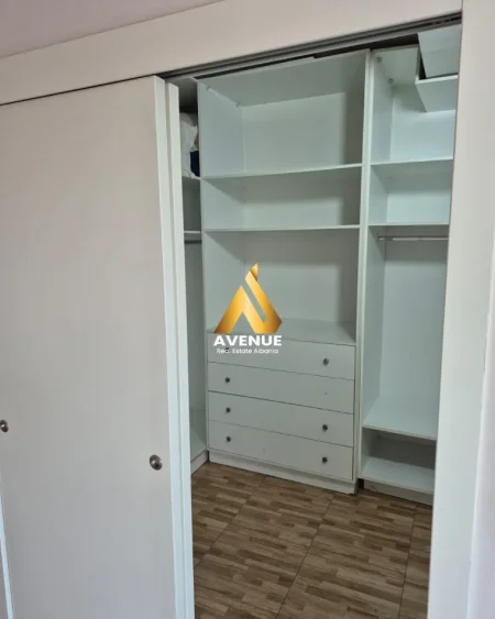 Tirane, jepet me qera apartament 2+1+Ballkon Kati 2, 140 m² 650 € (Rruga Dritan Hoxha)