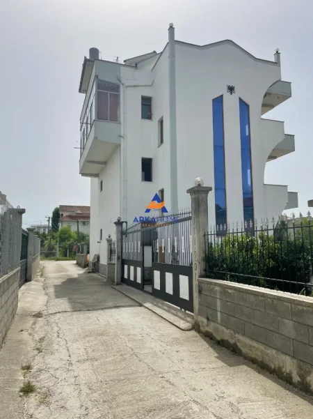 Tirane, jepet me qera apartament 2+1+Ballkon Kati 2, 100 m² 369 € 