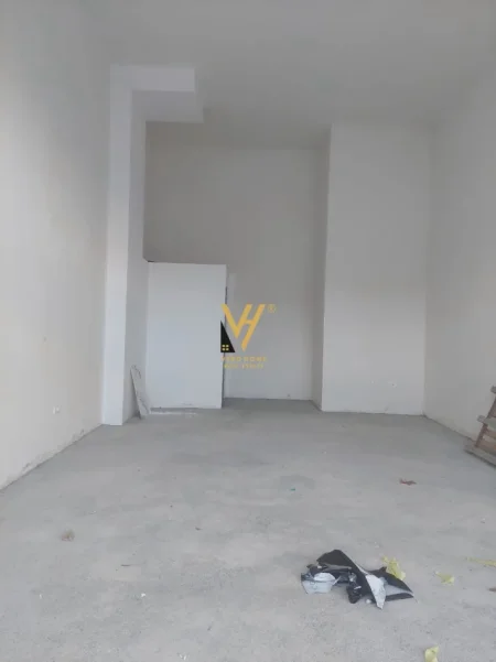 Tirane, jepet me qera dyqan Kati 0, 40 m² 500 € (XHAMLLIKU)