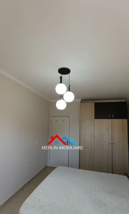Tirane, jepet me qera apartament 1+1+Ballkon Kati 6, 74 m² 525 € (RRUGA E KAVAJES,PERBALLE DELIJORGJIT.)