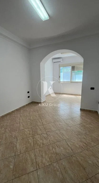 Tirane, jepet me qera zyre Kati 3, 60 m² 800 € (Ish Blloku)