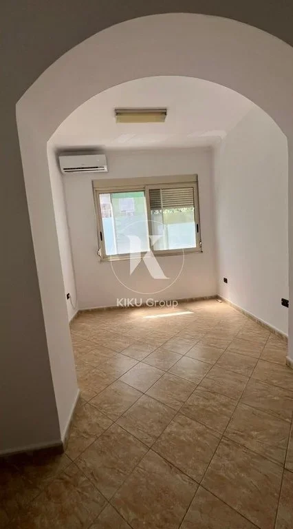 Tirane, jepet me qera zyre Kati 3, 60 m² 800 € (Ish Blloku)