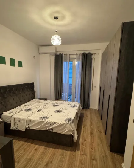 Tirane, jepet me qera apartament 1+1+Ballkon Kati 5, 88 m² 60,000 ALL (Liqeni i thate)