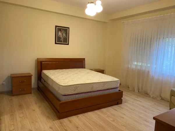 Tirane, jepet me qera 2+1 Kati 1, 120 m² 680 € (Brryli)