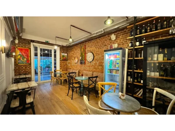 Tirane, jepet me qera bar-kafe , 125 m² 1.300 € 