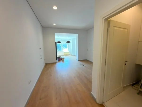 Tirane, jepet me qera zyre Kati 2, 180 m² 1.200 € 