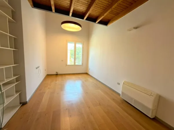Tirane, jepet me qera zyre Kati 2, 180 m² 1.200 € 