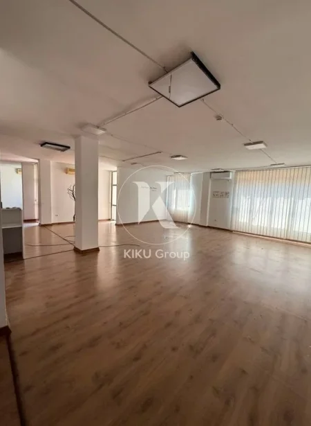 Tirane, jepet me qera ambjent biznesi Kati 5, 200 m² 2.400 € (Blloku)