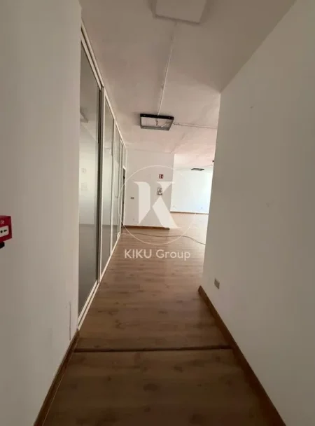 Tirane, jepet me qera ambjent biznesi Kati 5, 200 m² 2.400 € (Blloku)