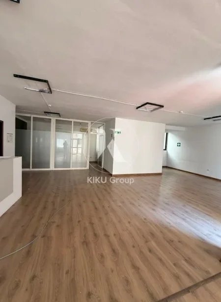 Tirane, jepet me qera ambjent biznesi Kati 5, 200 m² 2.400 € (Blloku)