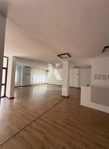 Tirane, jepet me qera ambjent biznesi Kati 5, 200 m² 2.400 € (Blloku)