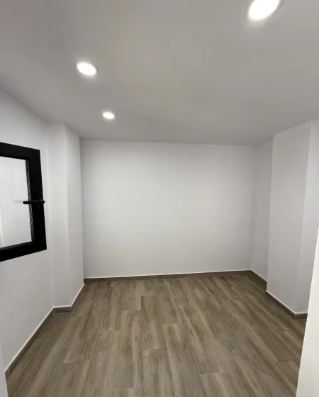 Tirane, jepet me qera ambjent biznesi Kati 0, 60 m² 750 € (Tregu Elektrik)