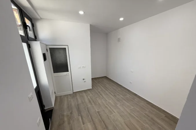 Tirane, jepet me qera ambjent biznesi Kati 0, 60 m² 750 € (Tregu Elektrik)