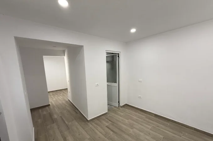 Tirane, jepet me qera ambjent biznesi Kati 0, 60 m² 750 € (Tregu Elektrik)