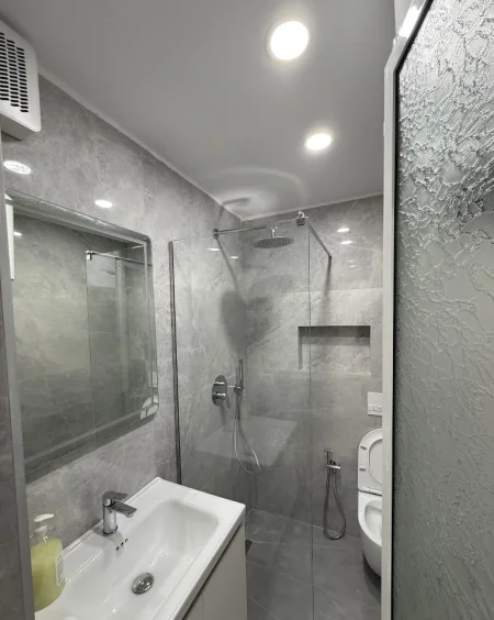Tirane, jepet me qera ambjent biznesi Kati 0, 60 m² 750 € (Tregu Elektrik)