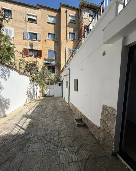 Tirane, jepet me qera ambjent biznesi Kati 0, 60 m² 750 € (Tregu Elektrik)