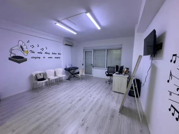 Tirane, jepet me qera zyre Kati 2, 92 m² 1.000 € (Blloku)