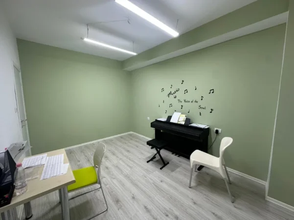 Tirane, jepet me qera zyre Kati 2, 92 m² 1.000 € (Blloku)