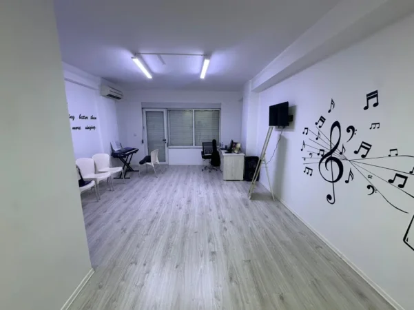 Tirane, jepet me qera zyre Kati 2, 92 m² 1.000 € (Blloku)