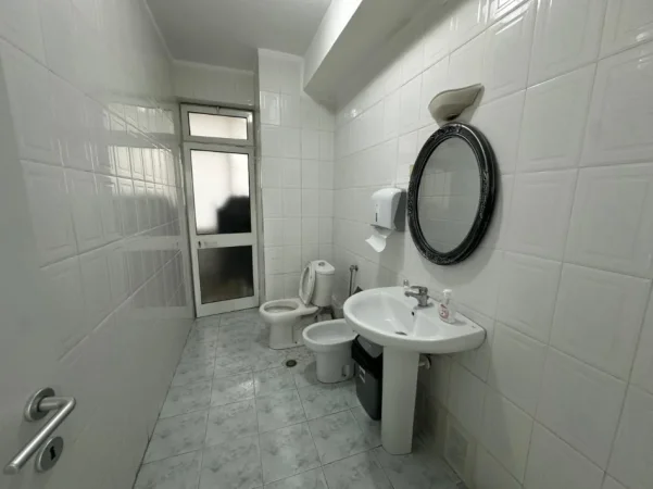 Tirane, jepet me qera zyre Kati 2, 92 m² 1.000 € (Blloku)