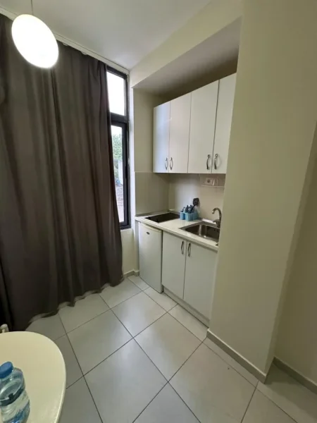 Tirane, jepet me qera apartament 1+1 Kati 2, 45 m² 400 € (Sheshi Willson)