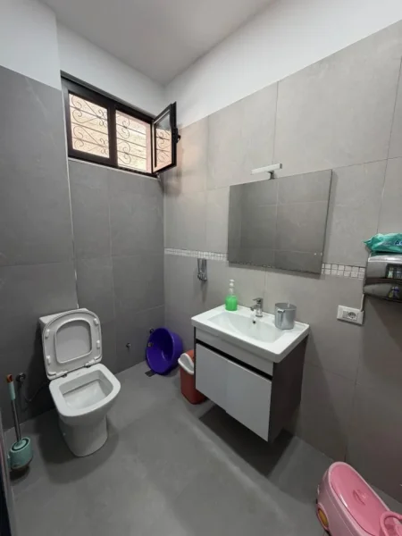 Tirane, jepet me qera ambjent biznesi Kati 0, 100 m² 700 € (Allias)